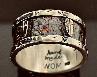 Anillo de cruz rústica hecho a mano: banda de cobre y plata de ley martillada de 11 mm