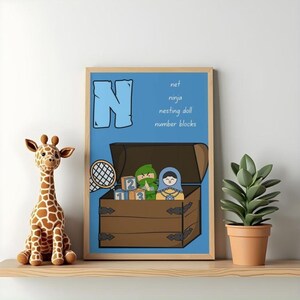 Peut inclure: Une affiche encadrée avec la lettre "N" en bleu clair, avec les mots "net, ninja, nesting doll, number blocks". L'affiche présente un coffre au trésor marron avec un ninja, une poupée gigogne et des blocs numérotés. Une girafe en peluche et une plante en pot sont également visibles.