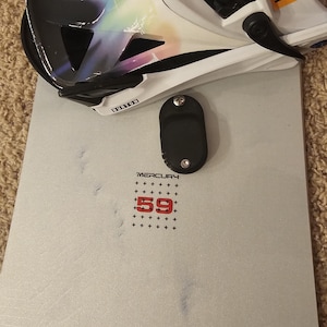 Support AirTag pour snowboards avec trou de montage visible (airtag non inclus)