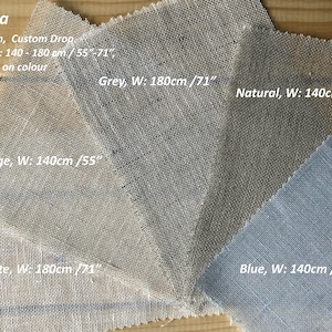 Op de afbeelding: Stalen van linnen stof in beige, grijs, naturel, gebroken wit en blauw. De stofbreedtes variëren van 140 cm tot 180 cm (55" tot 71"). De tekst luidt "Neringa, 100% Linnen, Custom Drop."