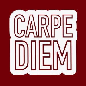 CARPE DIEM Stowarzyszenie Umarłych Poetów Film Robin Williams Chwytaj Dzień Słowa Cytat z filmu Fraza Naklejka Maroon White