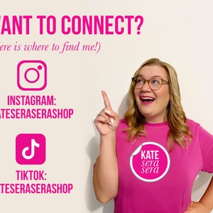 K&ouml;nnte beinhalten: Eine Frau in einem rosa Shirt mit dem Text "KATE sera sera" darauf zeigt auf Social-Media-Handles f&uuml;r Instagram und TikTok. Die Handles sind "KATESERASERASHOP".