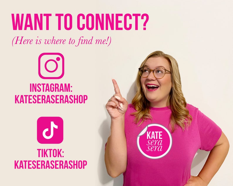 K&ouml;nnte beinhalten: Eine Frau in einem rosa Shirt mit dem Text "KATE sera sera" darauf zeigt auf Social-Media-Handles f&uuml;r Instagram und TikTok. Die Handles sind "KATESERASERASHOP".