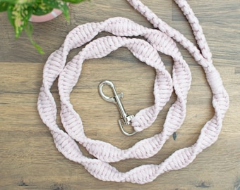 Blush pink wedding dog leash for ring bearer or dog of honour. Luxury macrame dog lead for boho dog wedding outfit. Barely pink spiral lead