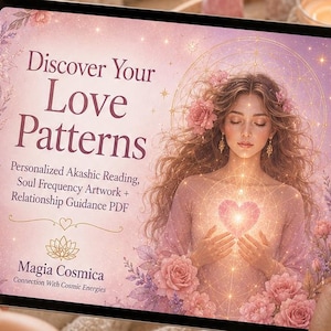 Peut inclure: Un écran de tablette affichant un graphique numérique avec le texte Discover Your Love Patterns, Personalized Akashic Reading, Soul Frequency Artwork + Relationship Guidance PDF, et Magia Cosmica. L'image montre une femme aux longs cheveux.