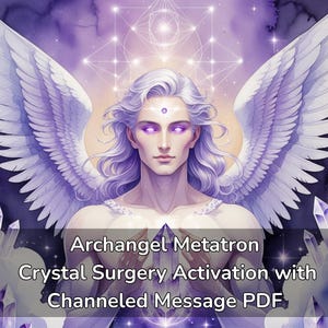 Peut inclure: Illustration numérique de l'Archange Métatron avec de grandes ailes blanches et violettes, des yeux violets brillants et de longs cheveux blancs. Le texte "Archangel Metatron Crystal Surgery Activation with Channeled Message PDF" est inclus.