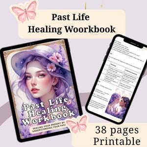 Peut inclure: Un cahier d'exercices numérique intitulé "Past Life Healing Workbook" est affiché sur une tablette et un smartphone. La tablette montre une femme aux cheveux violets et un chapeau. Le smartphone affiche du texte et une photo d'un couple. L'image comprend également un papillon.