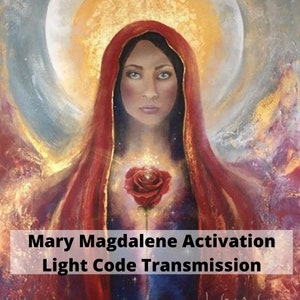 Peut inclure: Une peinture de Marie-Madeleine avec une rose rouge sur sa poitrine, entourée d'un halo doré et d'un croissant de lune. Le texte "Mary Magdalene Activation Light Code Transmission" est en bas de l'image.