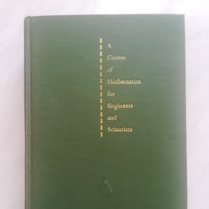 Puede incluir: Un libro de tapa dura verde con letras doradas en el lomo que dice "A Course of Mathematics for Engineers and Scientists".
