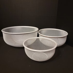 Vintage 3 Graduated White Aluminum Wire Mesh Colander Strainer Bowls Baskets. 10" 8.25" 7" Vegetables Fruits Pasta  Farmhouse Kitchen