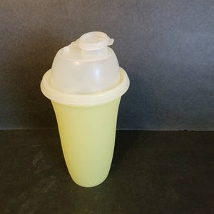 Vintage Yellow Tupperware Quick Shake Shaker Container 16oz #844-10 with Pour Lid Beverage Mixer Daisy Wheel 2 Cups