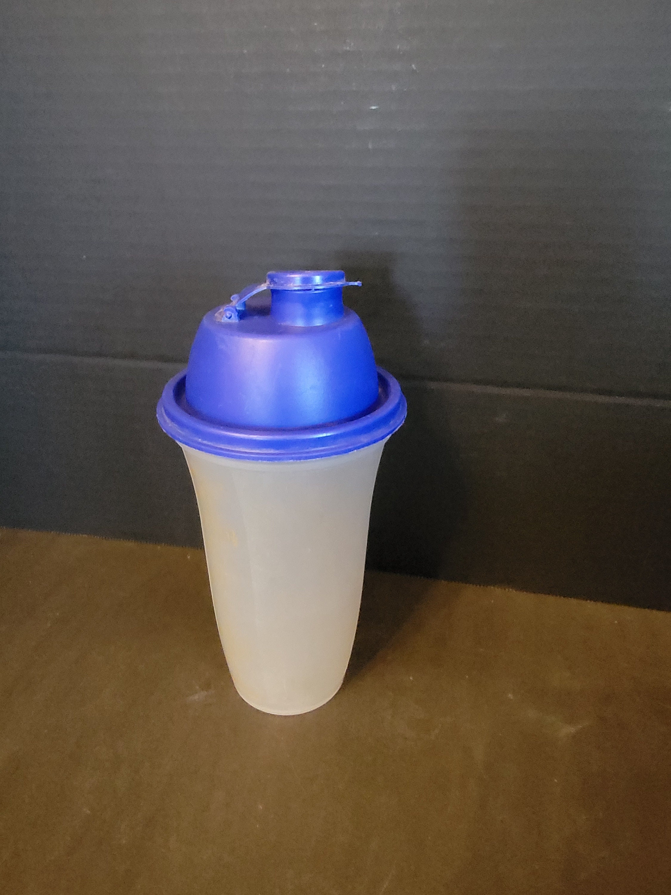 Vintage TUPPERWARE Quick Shake 16 oz Mixer Blender Gravy Shaker