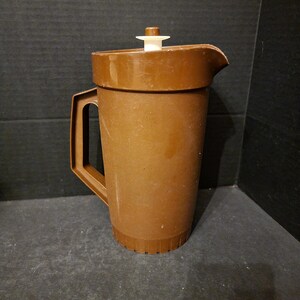Vintage Tupperware Brown Pitcher w  Push Button Seal Lid 1 Quart #874 Beverage Container