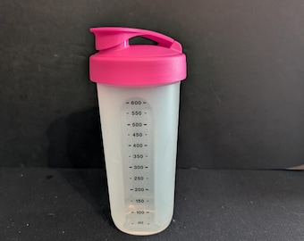 Tupperware Quick Shake Blender Dressing Drink Mixer w Pour Spout Lid Removable Blender Insert  20oz. #7320 Hot Pink Lid