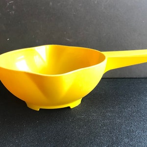 Vintage Tupperware Yellow Colander Strainer w Handle #1523 2 Quart