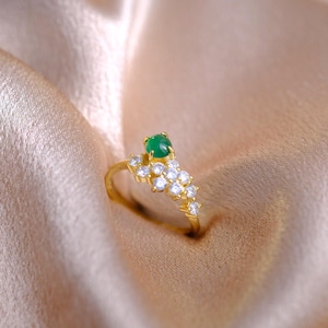 Anillo de jadeíta verde - Anillo de jade cabujón floral bañado en oro / Anillo ajustable de plata esterlina / Anillo de flor de jade delicado / Regalo para ella