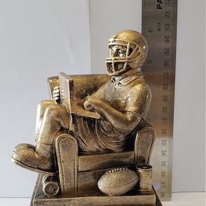 Figura de resina de hombre de fútbol fantasy dorado antiguo de 6&quot; en silla