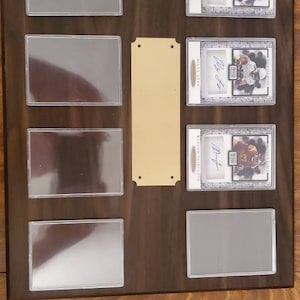Espositore da parete personalizzato in legno e acrilico con targhetta con finitura noce per carte collezionabili di baseball/football/sport - Incisione gratuita