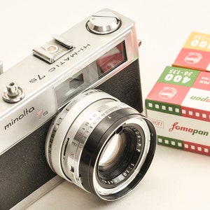 MINOLTA HI-MATIC 7S rangefinder 35 mm film camera with two b&w films 100/400 iso 36 frames.
