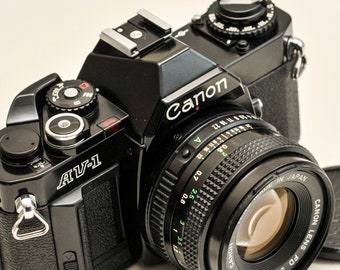 Canon AV-1 フィルムカメラ - ブラック、50 mm f1.8 レンズ - Etsy 日本