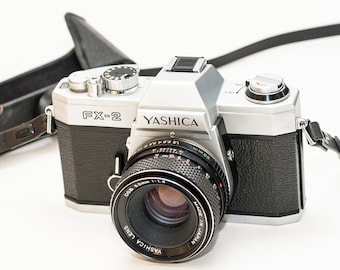 YASHICA FX-2 avec objectif 50 mm f/1.9.