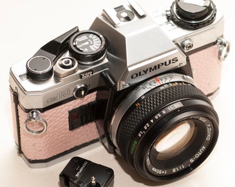 Cámara de película Olympus OM-10 con objetivo Zuiko de 50 mm f/1.8 - Rosa claro
