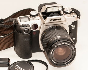 Canon EOS 50 E with 28-80 mm f/3.5-5.6 ULTRASONIC EF lens - very silent autofocusing.