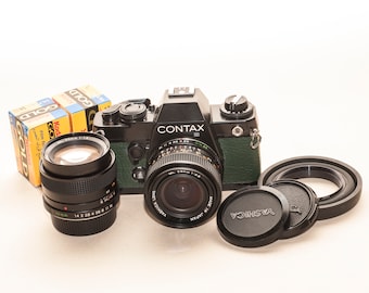 CONTAX 139 Quartz avec objectifs YASHICA 50 mm f/1,4 et 28 mm f/2,8. Couleur noire avec peau verte récupérée.