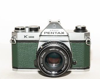 Pentax k1000 met 50 mm f/1.7-lens. Kakigroene huid opgeknapt.
