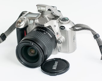 50 mm f/1.8 D レンズを搭載した Nikon f65 フィルム カメラ。 - Etsy 日本