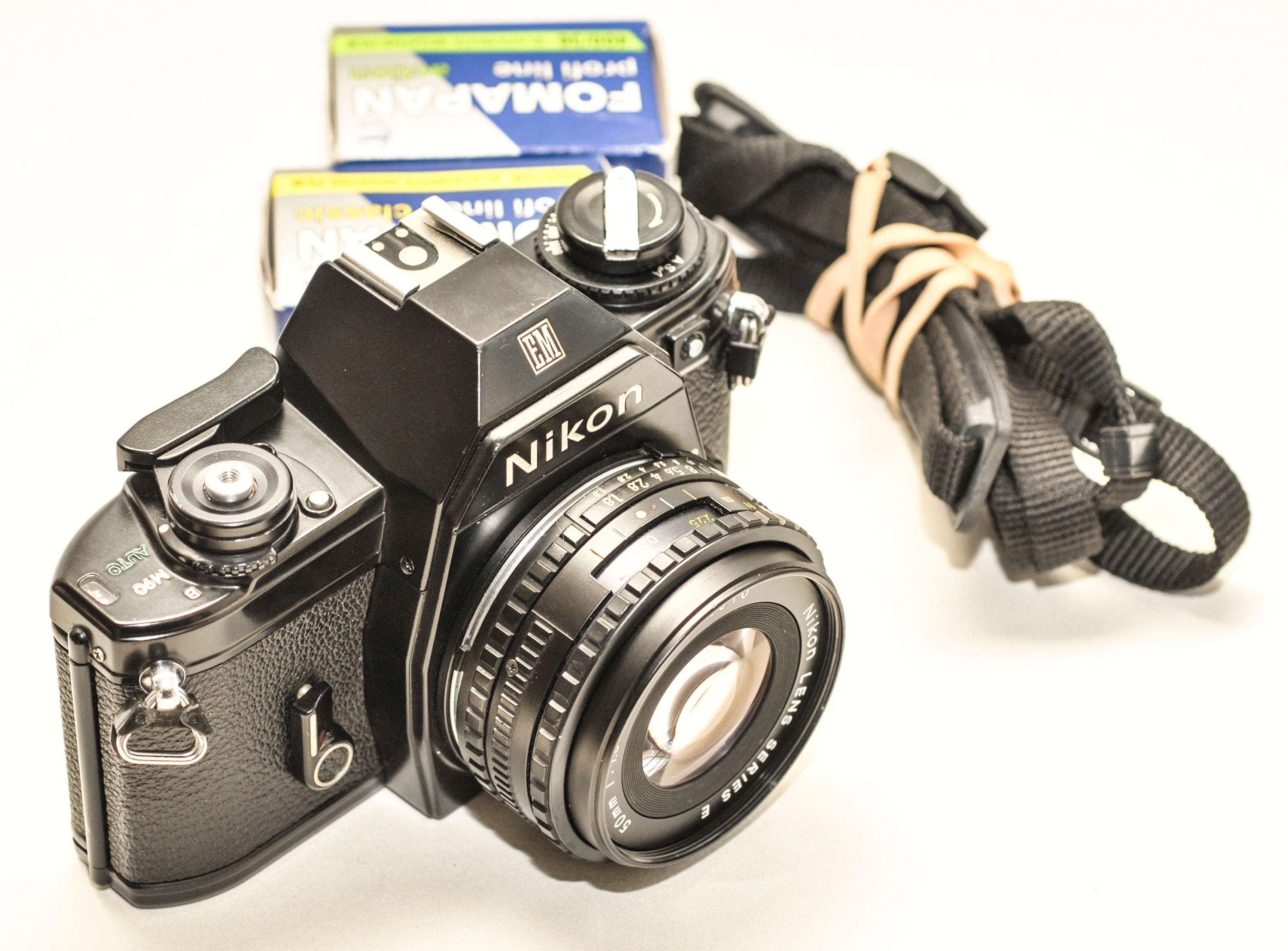 Nikon EM フィルムカメラ: 50 mm f/1.8 レンズ、フィルムロール