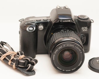 50 mm f/1.8 D レンズを搭載した Nikon f65 フィルム カメラ。 - Etsy 日本