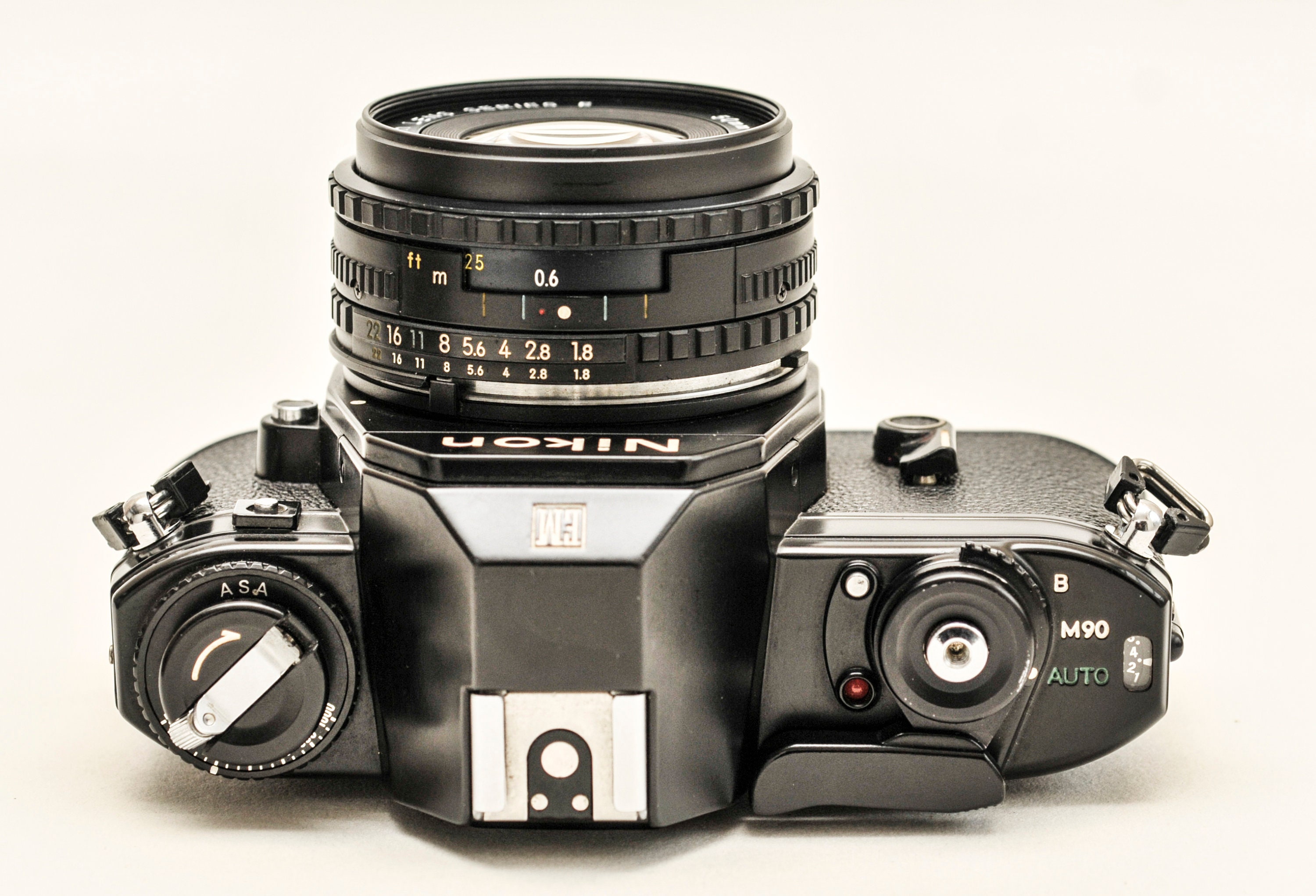 Nikon EM フィルムカメラ: 50 mm f/1.8 レンズ、フィルムロール