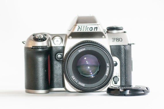 50 mm f1.8 D レンズを搭載した Nikon f80 フィルム カメラ