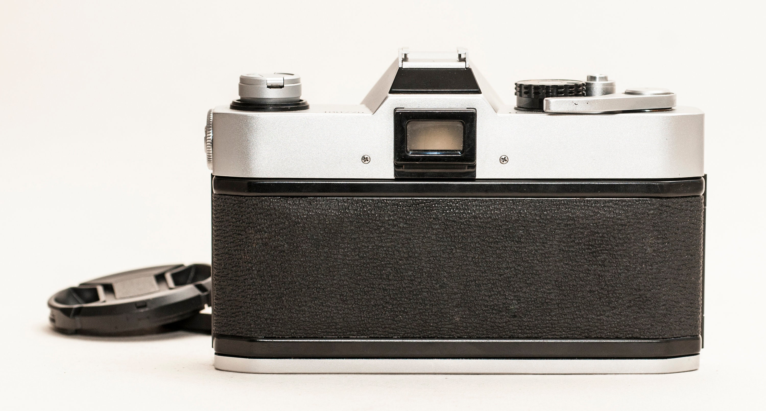 50 mm 1.8 FD/SC レンズを搭載した Canon TLB フィルム カメラ