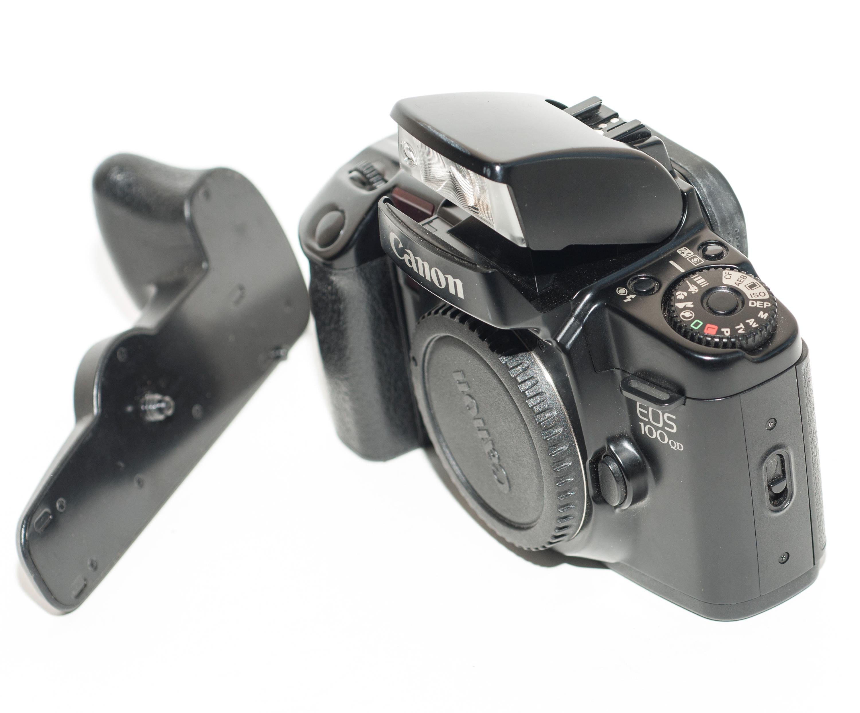Canon EOS 100QD フィルムカメラ：データバックとGR 70グリップ付き