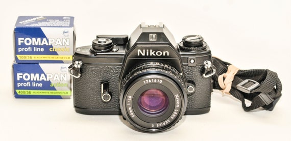 Nikon EM フィルムカメラ: 50 mm f/1.8 レンズ、フィルムロール
