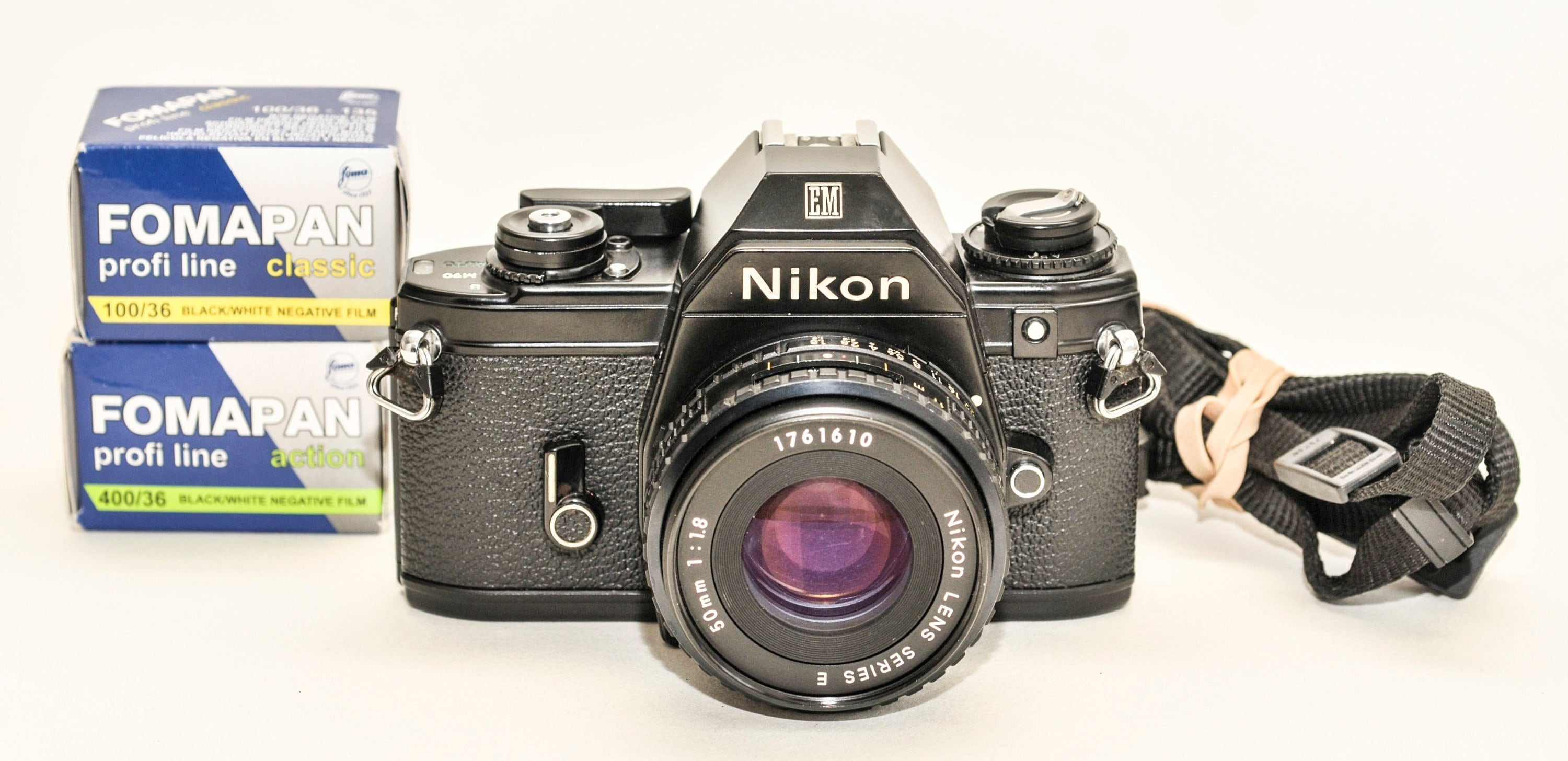 Nikon EM フィルムカメラ: 50 mm f/1.8 レンズ、フィルムロール