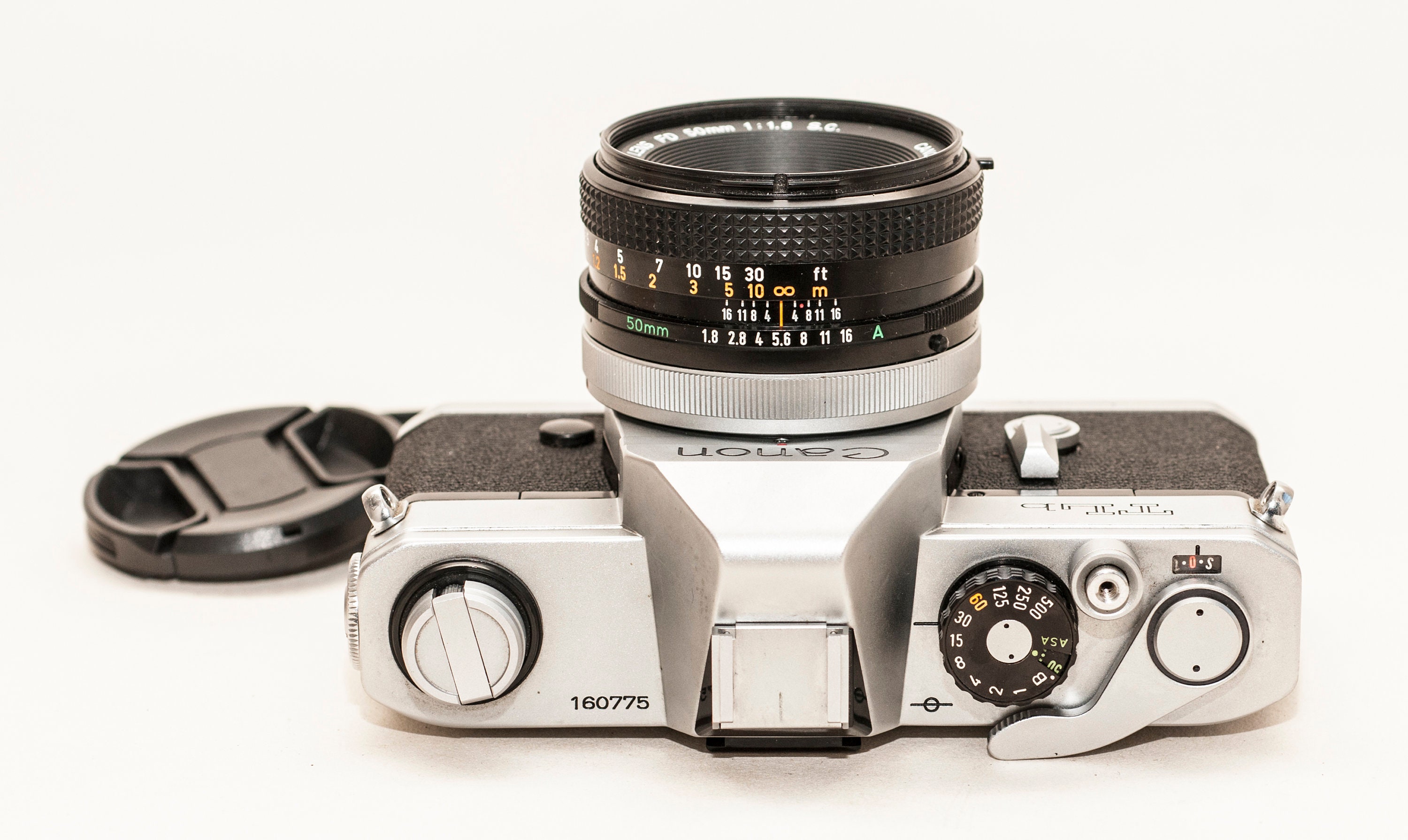 50 mm 1.8 FD/SC レンズを搭載した Canon TLB フィルム カメラ