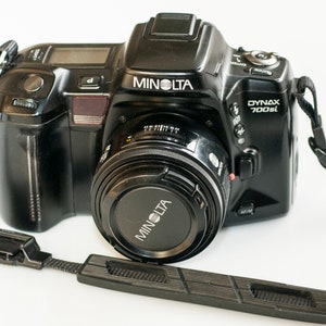 MINOLTA DYNAX 700Si 35mm film camera  with 50 mm f 1.7 lens - near mint.