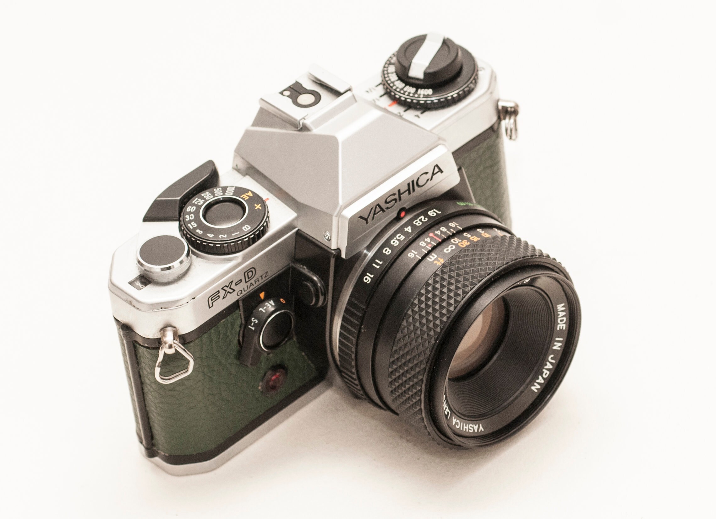 YASHICA FX-D Quartz、50mm f/1.9 DSBレンズ搭載。グリーンの外装を