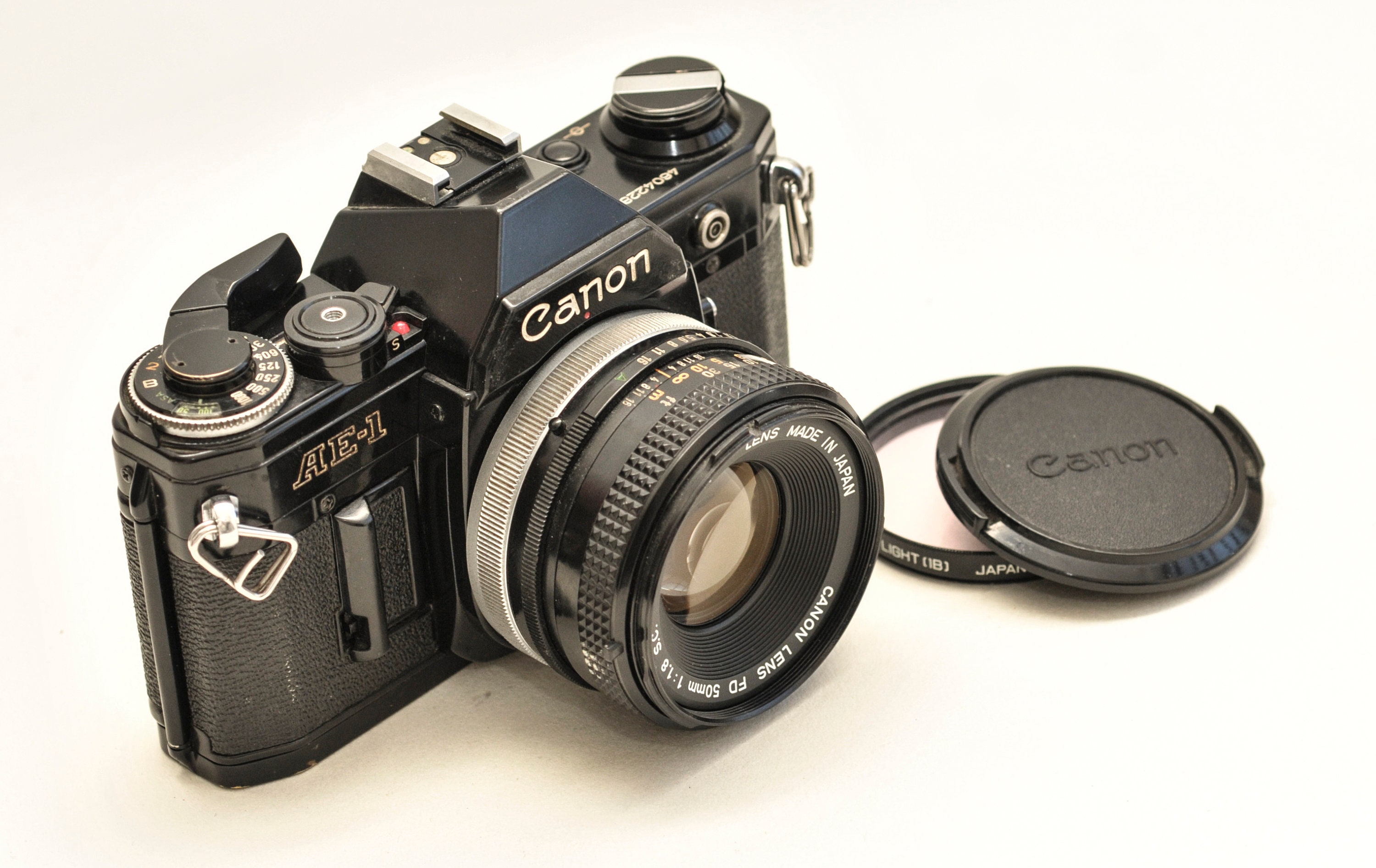 Canon AE-1 ブラックフィルムカメラ：50mm f/1.8レンズ、FOMAPAN