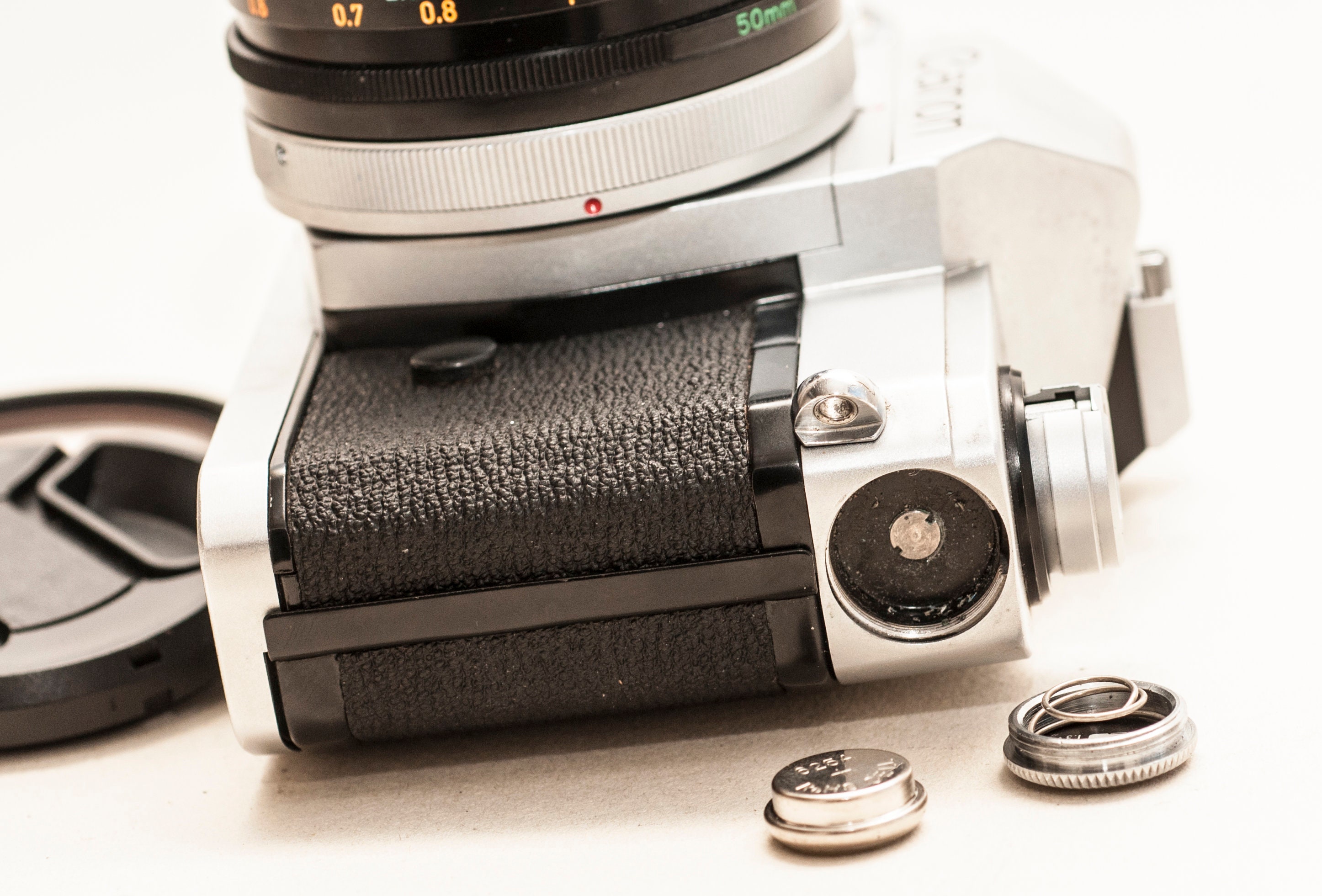 50 mm 1.8 FD/SC レンズを搭載した Canon TLB フィルム カメラ