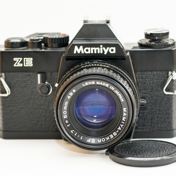 MAMIYA ZE filmcamera met 50 mm f1.8 SEKOR lens.