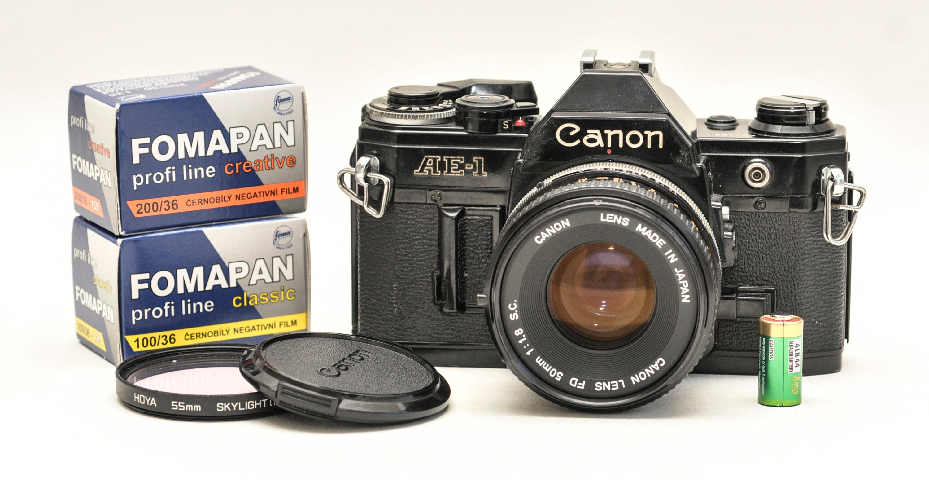 Canon AE-1 ブラックフィルムカメラ：50mm f/1.8レンズ、FOMAPAN