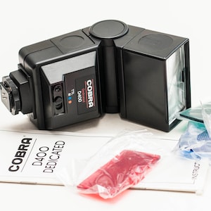 Hot shoe speed flash COBRA D400 for SLR film cameras.