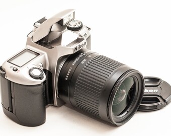 28-100 mm f/3.5-5.6 G レンズを搭載した Nikon f65 フィルム カメラ