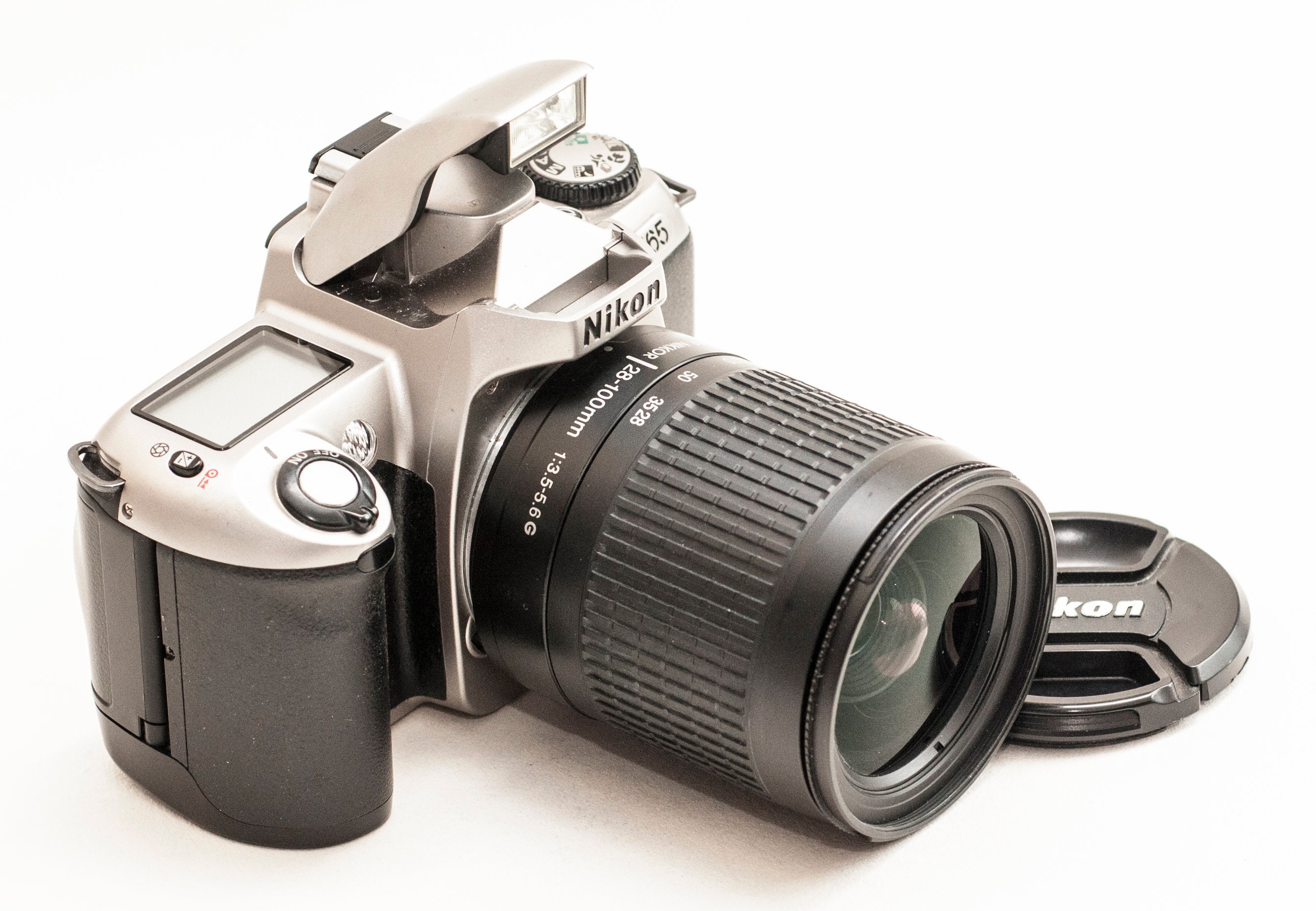28-100 mm f/3.5-5.6 G レンズを搭載した Nikon f65 フィルム カメラ
