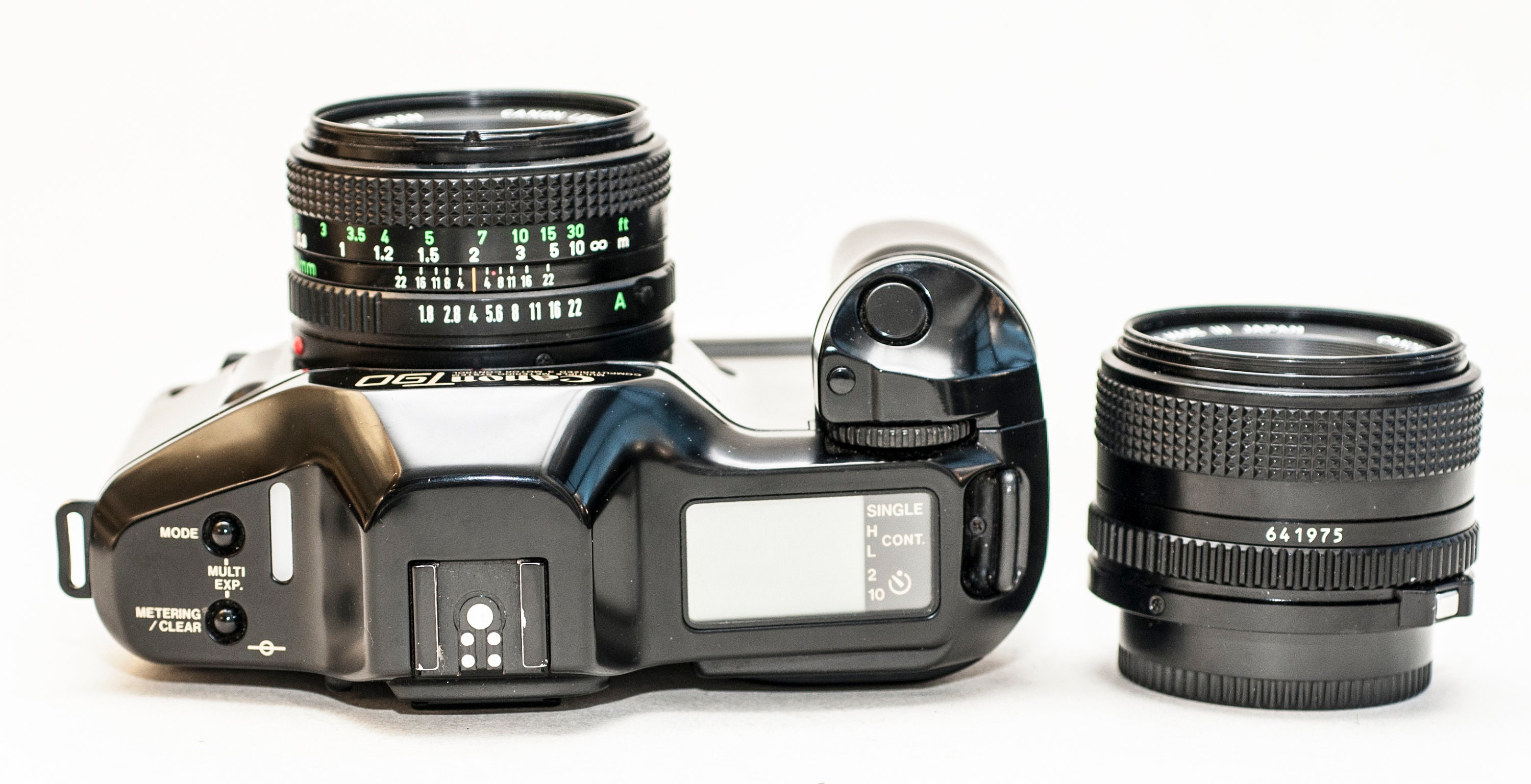 Canon T90フィルムカメラ（FD 50 mm f1.8および28 mm f2.8レンズ搭載