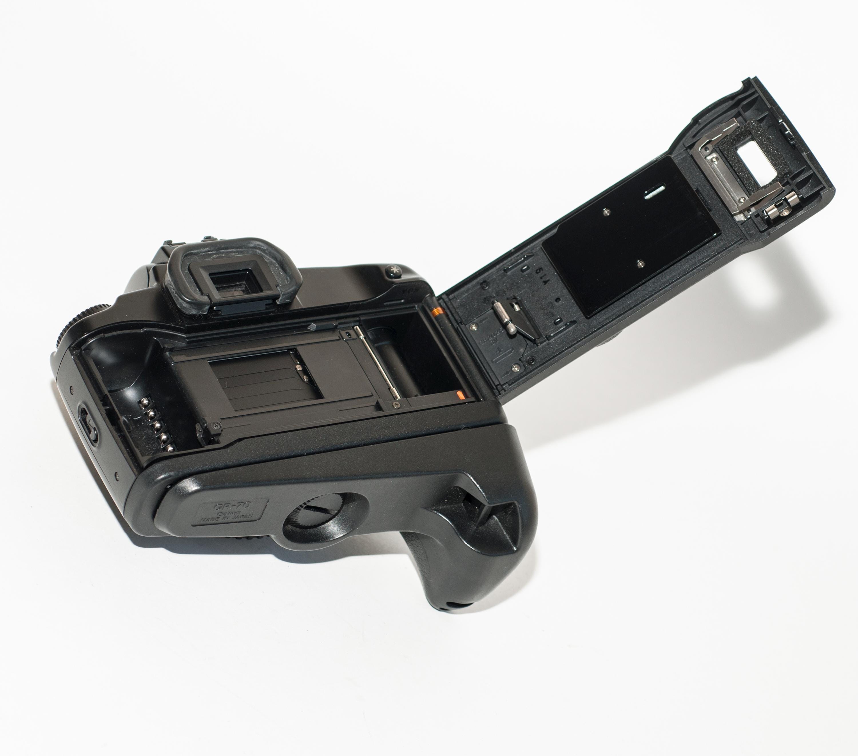 Canon EOS 100QD フィルムカメラ：データバックとGR 70グリップ付き